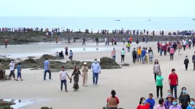 Vung Tau, Vietnam - 25 Şubat 2021: Seyyahlar, Vung Tau, Vietnam 'daki ilk dolunay gününde ailelerinin barış için tanrıçaya ibadet etmek üzere adadan tapınağa yürüyorlar..