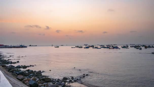 随着时间的流逝 夕阳西下 在一个美丽的海湾里 有许多渔船停泊着 周末还点亮了美丽的夜灯 — 图库视频影像