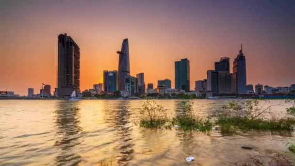 ベトナムホーチミン市2021年3月14日 時間経過川沿いの都市の日没の空と夜の明るい石炭輝く高層ビルベトナムのホーチミン市の美しい川沿い — ストック動画