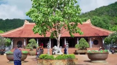 Phu Quoc, Vietnam - 5 Mart 2021: Dış ve iç mekanlar Ho Quoc Pagoda, burada yerli ve turistlerin ruhsal kültürleri Phu Quoc adasına geliyor, Vietnam