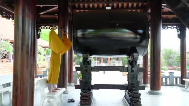 Phu Quoc Vietnam March 5Th 2021 Monk Drumming Buddha Old — Stock Video
