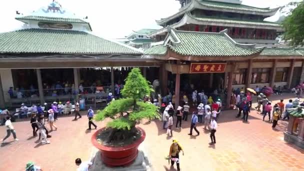 Джан Вьетнам Марта 2021 Года Толпы Буддистов Посещают Храм Молиться — стоковое видео