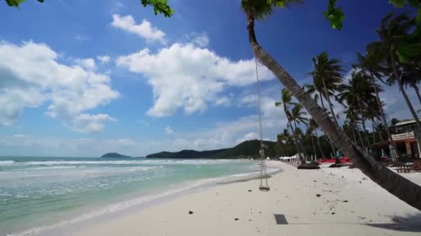 ヤシの木を斜めにし きれいで 白い砂と穏やかな波紋を持つ晴れた日の午後の熱帯の海は フーコック ベトナムの美しい真珠の島に来るときに素晴らしいです — ストック動画