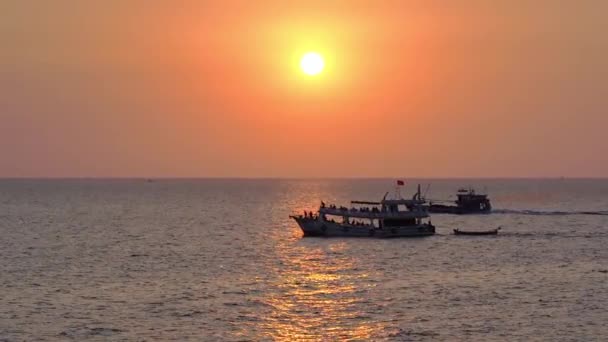 Αλιευτικά Σκάφη Βγαίνουν Στη Θάλασσα Ηλιοβασίλεμα Ένα Τροπικό Καλοκαιρινό Κόλπο — Αρχείο Βίντεο