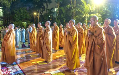 Ho Chi Minh Şehri, Vietnam - 12 Aralık 2019: Keşişler, Ho Chi Minh City, Vietnam 'daki antik bir tapınakta düzenlenen yıllık Amitabha Buda ayini sırasında barış için dua ediyorlar