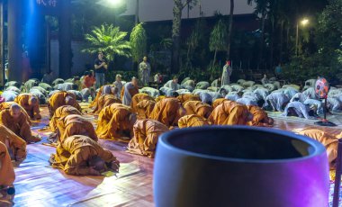 Ho Chi Minh Şehri, Vietnam - 12 Aralık 2019: Keşişler, Ho Chi Minh City, Vietnam 'daki antik bir tapınakta düzenlenen yıllık Amitabha Buda ayini sırasında barış için dua ediyorlar