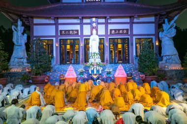Ho Chi Minh Şehri, Vietnam - 12 Aralık 2019: Keşişler, Ho Chi Minh City, Vietnam 'daki antik bir tapınakta düzenlenen yıllık Amitabha Buda ayini sırasında barış için dua ediyorlar