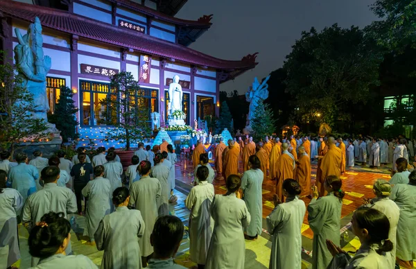 Chi Minh City Vietnam Diciembre 2019 Monjes Budistas Inclinan Reverentemente —  Fotos de Stock