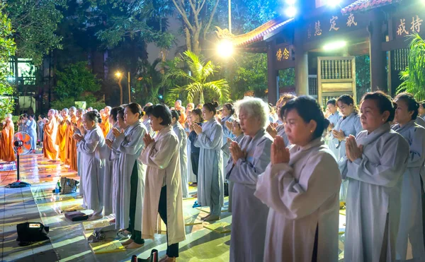 Chi Minh City Vietnam Diciembre 2019 Monjes Budistas Inclinan Reverentemente —  Fotos de Stock