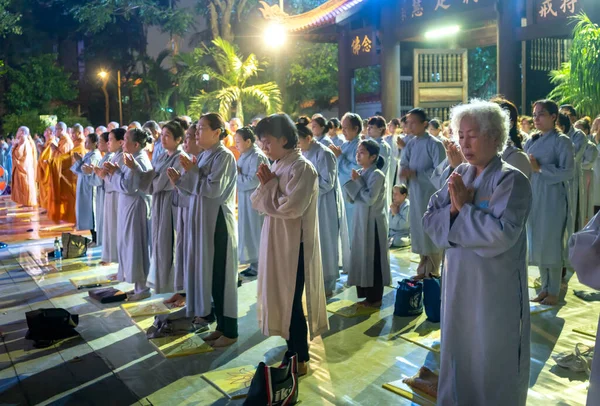 Chi Minh City Vietnam Diciembre 2019 Monjes Budistas Inclinan Reverentemente —  Fotos de Stock