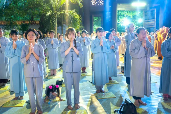 Chi Minh City Vietnam Diciembre 2019 Monjes Budistas Inclinan Reverentemente —  Fotos de Stock