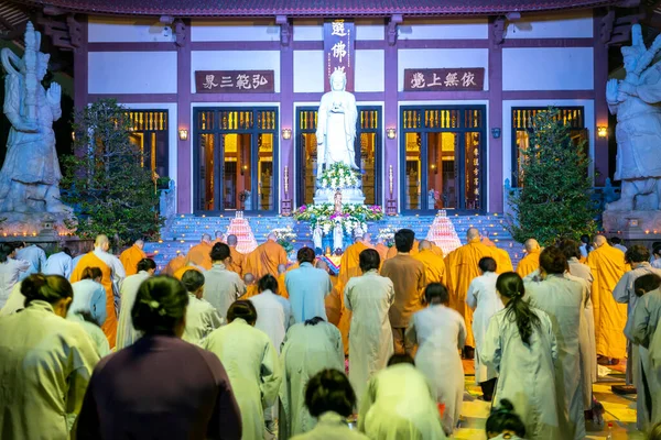 Minovo Město Vietnam Prosince 2019 Mniši Buddhisté Uctivě Klaní Buddhovi — Stock fotografie