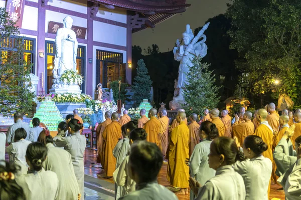 Chi Minh City Vietnam December 2019 Monniken Boeddhisten Buigen Eerbiedig — Stockfoto