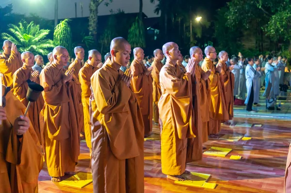 Chi Minh City Vietnam December 2019 Monniken Zingen Gebeden Voor — Stockfoto