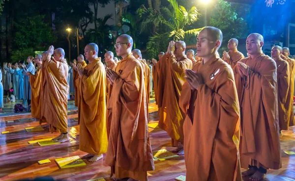 Chi Minh City Vietnam December 2019 Monniken Zingen Gebeden Voor — Stockfoto