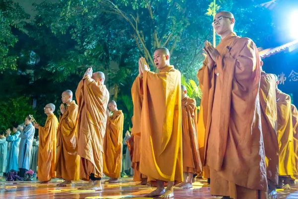 Chi Minh City Vietnam Diciembre 2019 Los Monjes Cantan Oraciones —  Fotos de Stock
