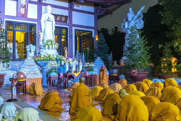 Chi Minh City Vietnam December 2019 Monniken Zingen Gebeden Voor — Stockfoto