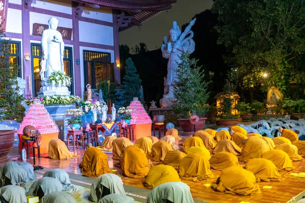 Chi Minh City Vietnam December 2019 Monniken Zingen Gebeden Voor — Stockfoto