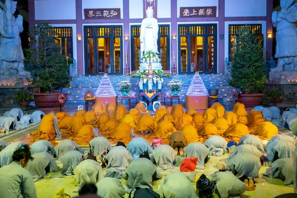 Chi Minh City Vietnam December 2019 Monniken Zingen Gebeden Voor — Stockfoto