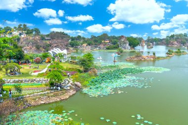 Dong Nai, Vietnam - 17 Mart 2019: Tepenin manzarası ekolojik bölgelerde süslenmiştir hafta sonu ziyaretçileri Dong Nai, Vietnam 'da dinlenmeye çeker.