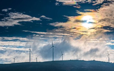 Gökyüzünde rüzgar türbinleri