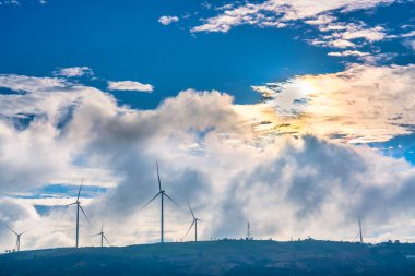 Dağlarda rüzgar türbinleri