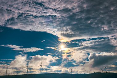 Gökyüzünde rüzgar türbini