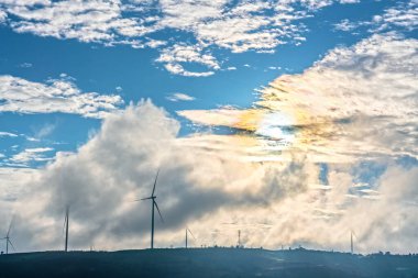 Dağlarda rüzgar türbinleri