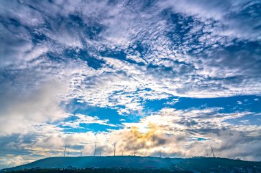 Denizin üzerinde güzel bir gün batımı