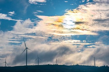 Denizin üzerinde güzel bir gün batımı