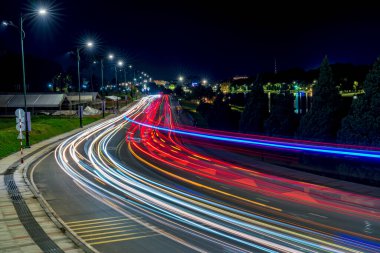 Gece otoyolda trafik vardı.