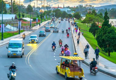 gün batımında yolda trafik