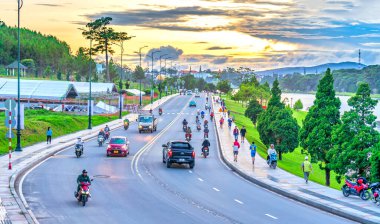 Akşamları yol ve motosiklet