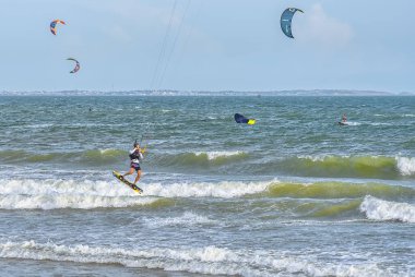 Sörfçü iş başında. Uçurtma sörfü ve uçurtma sörfü. Uçurtmada uçurtma. Girin.