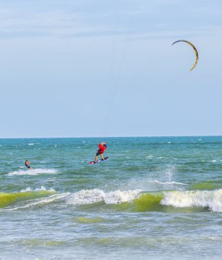 Denizde uçurtma uçurmak. Uçurtmalı bir adam.