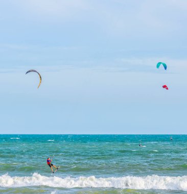 İsrail 'in kuzeyindeki sahilde uçurtma.
