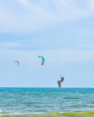 Bulutların üzerinde denizin üzerinde uçan paraglider