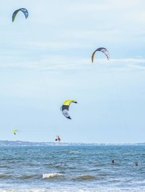 Kitesurfing denizde