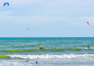Deniz kıyısında sörfçü.