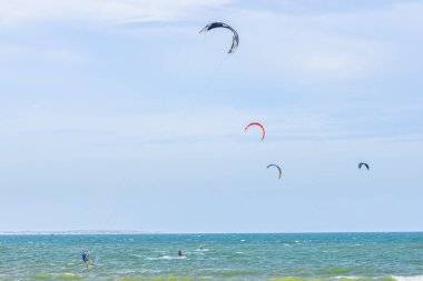 Denizde sörf yapan uçurtma