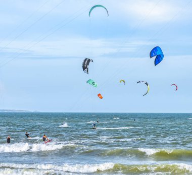 Denizde uçurtma sörfçüsü. yaz tatili.