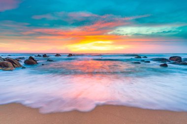 Sahilde güzel bir gün doğumu