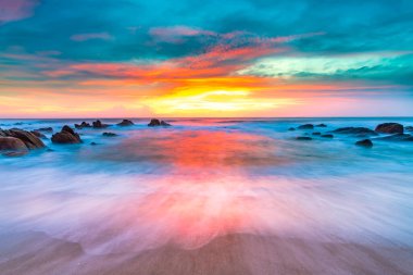 Denizde gün doğumu.