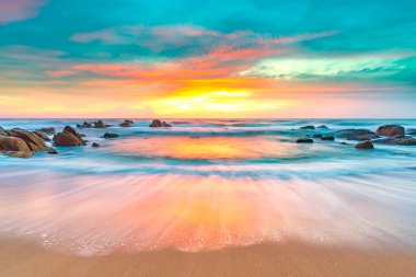 Sabah güzel kumsalda gün doğumu.