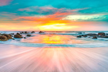 Denizin üzerinde gün batımı