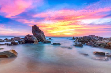 Güneşin doğuşu güzel denizin kumsalında