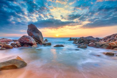 Denizin üzerinde güzel bir gün batımı