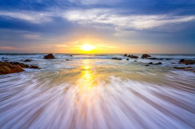 Denizin üzerinde güzel bir gün batımı