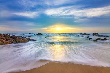 Okyanus kıyısında gün doğumu, güzel gün batımı.