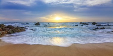 Deniz sahilde günbatımı